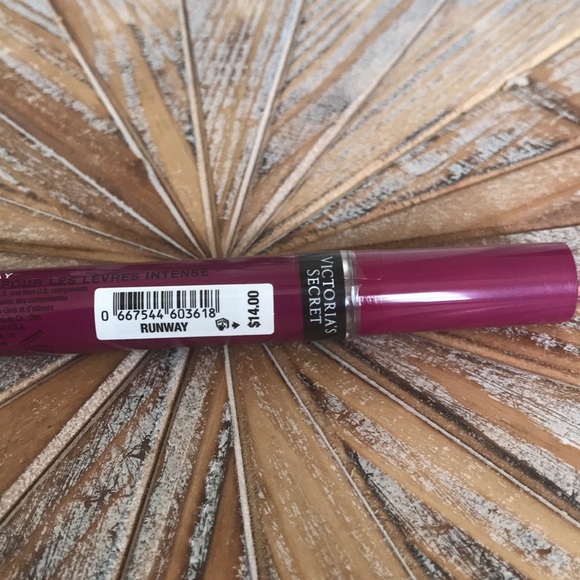 🥰 NWT Victoria's Secret Lip Lacquer in Runway - Picture 3 of 4